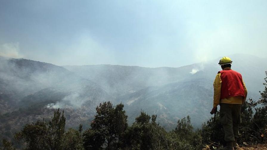 Летни горски пожари вилнеят в Чили