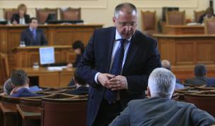 Сергей Станишев и Волен Сидеров разговарят в Народното събрание през май м.г.