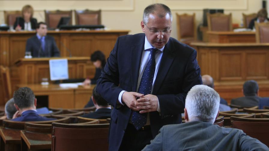 Сергей Станишев и Волен Сидеров разговарят в Народното събрание през май м.г.