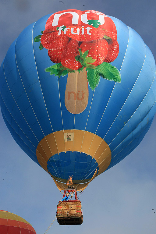От 16 до 23 януари 2014 г. 19 екипажа на топловъздушни балони и мотопарапланери от България, Украйна, Русия, Молдова, Латвия, Полша и Румъния ще извършат
демонстрационни полети и привързани издигания в района на Баня, Разлог и Банско.  Общата зона за излитане е определена в местността „Гладно поле”-
на 2 км на север-северозапад от гр. Банско, от западната страна на пътя Разлог–Банско.