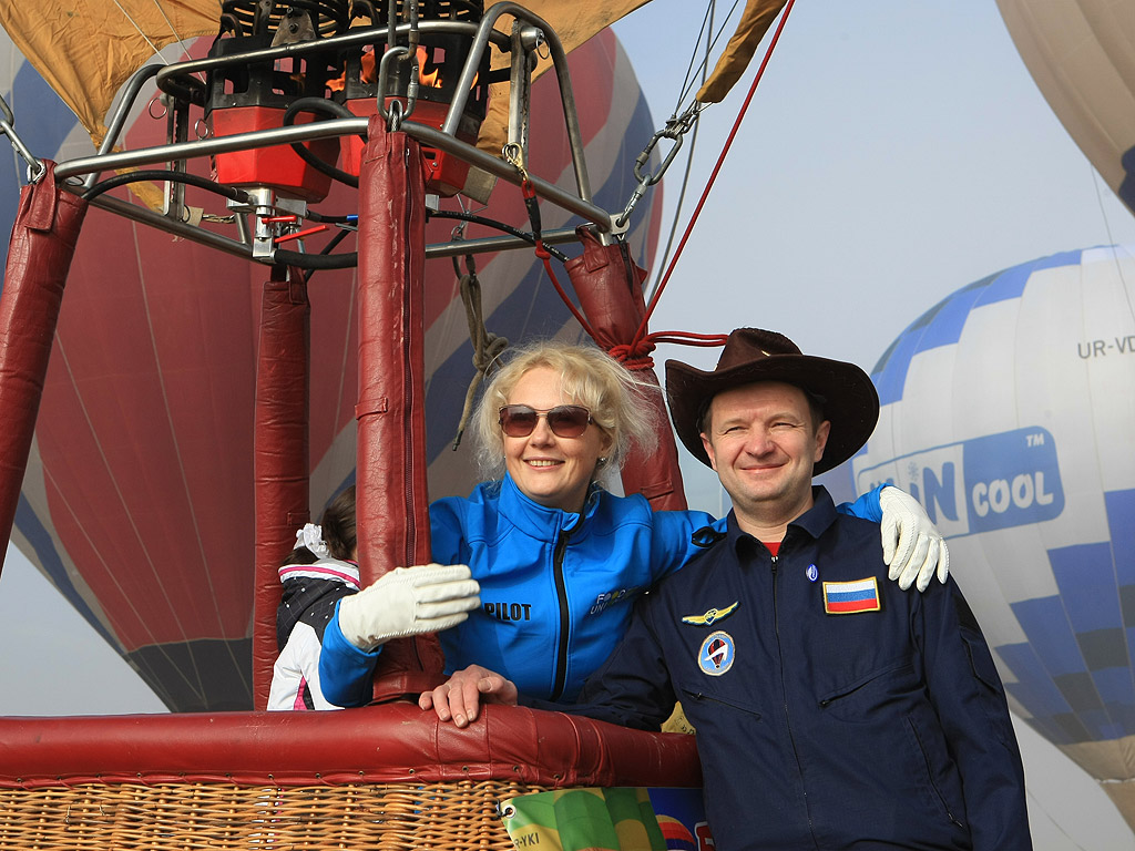 От 16 до 23 януари 2014 г. 19 екипажа на топловъздушни балони и мотопарапланери от България, Украйна, Русия, Молдова, Латвия, Полша и Румъния ще извършат
демонстрационни полети и привързани издигания в района на Баня, Разлог и Банско.  Общата зона за излитане е определена в местността „Гладно поле”-
на 2 км на север-северозапад от гр. Банско, от западната страна на пътя Разлог–Банско.