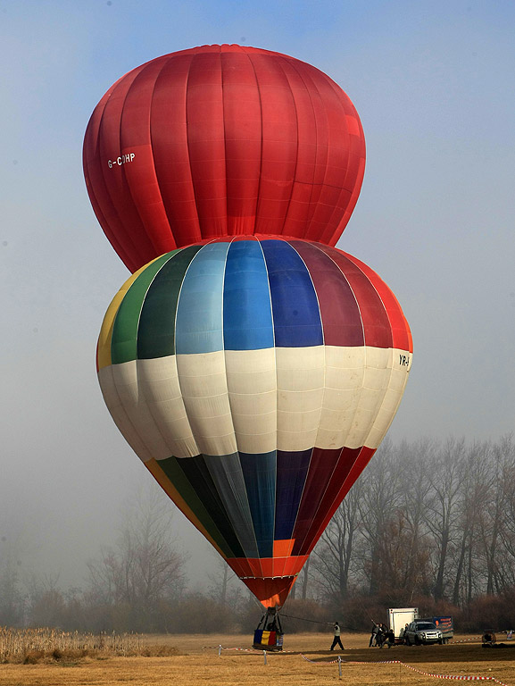 От 16 до 23 януари 2014 г. 19 екипажа на топловъздушни балони и мотопарапланери от България, Украйна, Русия, Молдова, Латвия, Полша и Румъния ще извършат
демонстрационни полети и привързани издигания в района на Баня, Разлог и Банско.  Общата зона за излитане е определена в местността „Гладно поле”-
на 2 км на север-северозапад от гр. Банско, от западната страна на пътя Разлог–Банско.