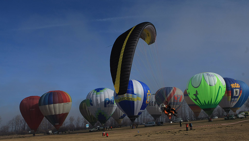 От 16 до 23 януари 2014 г. 19 екипажа на топловъздушни балони и мотопарапланери от България, Украйна, Русия, Молдова, Латвия, Полша и Румъния ще извършат
демонстрационни полети и привързани издигания в района на Баня, Разлог и Банско.  Общата зона за излитане е определена в местността „Гладно поле”-
на 2 км на север-северозапад от гр. Банско, от западната страна на пътя Разлог–Банско.