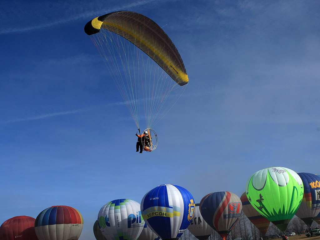 От 16 до 23 януари 2014 г. 19 екипажа на топловъздушни балони и мотопарапланери от България, Украйна, Русия, Молдова, Латвия, Полша и Румъния ще извършат
демонстрационни полети и привързани издигания в района на Баня, Разлог и Банско.  Общата зона за излитане е определена в местността „Гладно поле”-
на 2 км на север-северозапад от гр. Банско, от западната страна на пътя Разлог–Банско.