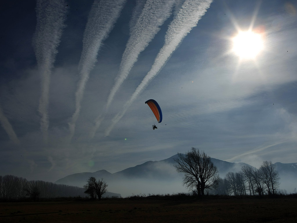 От 16 до 23 януари 2014 г. 19 екипажа на топловъздушни балони и мотопарапланери от България, Украйна, Русия, Молдова, Латвия, Полша и Румъния ще извършат
демонстрационни полети и привързани издигания в района на Баня, Разлог и Банско.  Общата зона за излитане е определена в местността „Гладно поле”-
на 2 км на север-северозапад от гр. Банско, от западната страна на пътя Разлог–Банско.