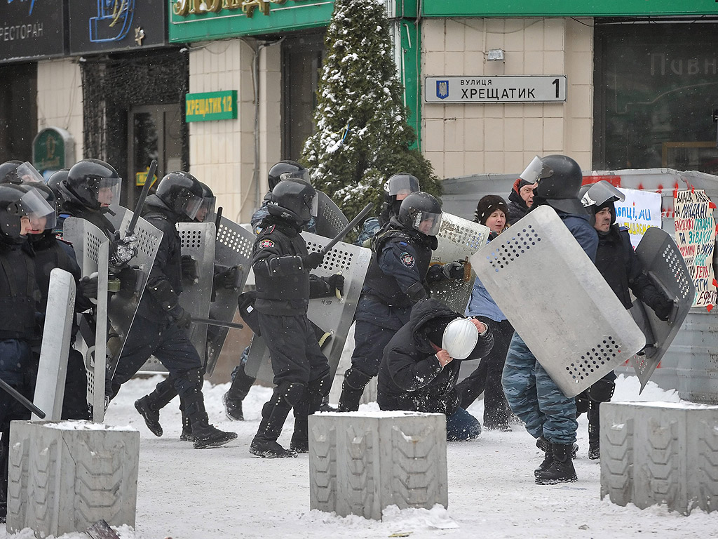 Вече има потвърдени жертви на сблъсъците между милицията и протестиращите в Киев