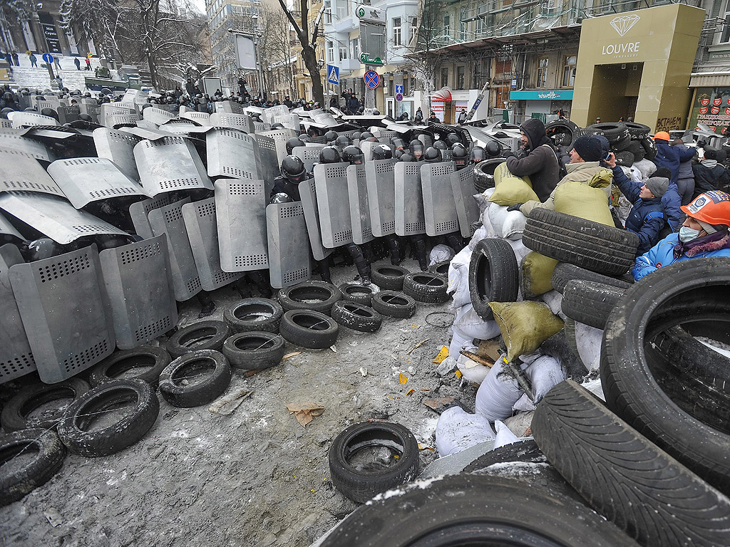 Вече има потвърдени жертви на сблъсъците между милицията и протестиращите в Киев