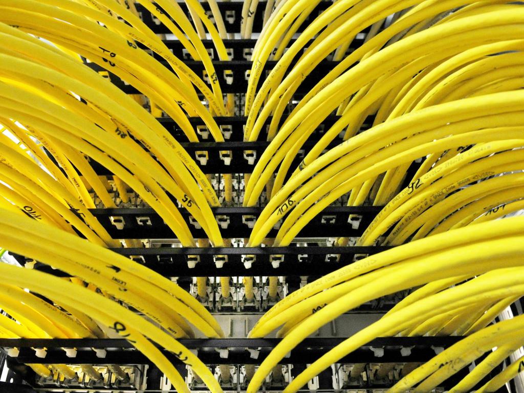 \"Леново\" купува и част от бизнеса със сървъри на Ай Би Ем - Технологии ...