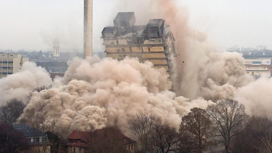 В Германия разрушиха 116-метров небостъргач