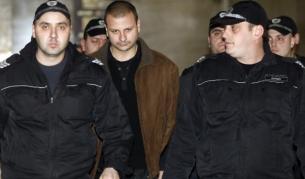 Марио Любенов, воден от полицаи