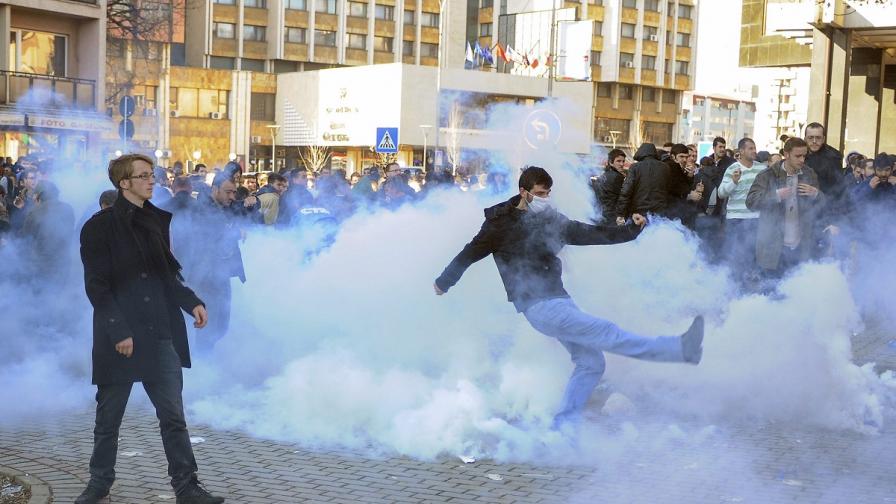 Десетки ранени при студентски протест в Косово