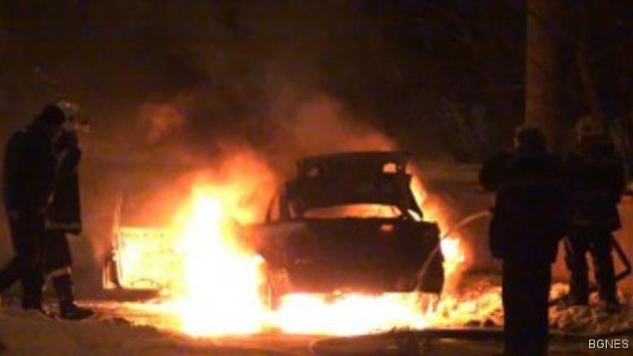 Взривена кола събуди цял квартал на Пловдив