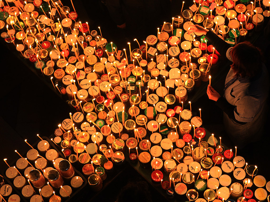 <p>Хиляди буркани с мед и горящи свещи се нареждат във формата на Светия кръст в почит на свети Харалампий. Ритуалът е уникален и се прави само в благоевградския храм &ldquo;Въведение Богородично&rdquo;.</p>