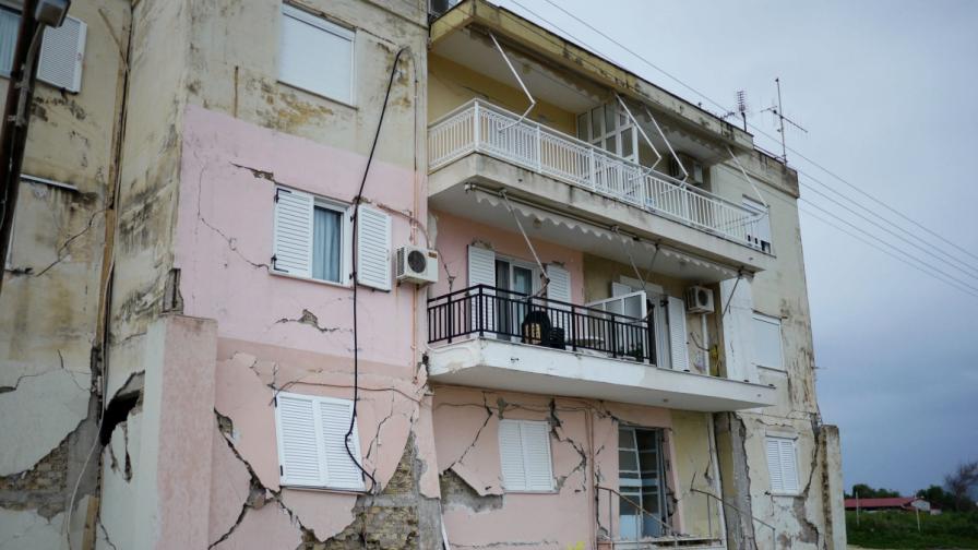 Една от пострадалите сгради при многобройните земетресения на острова