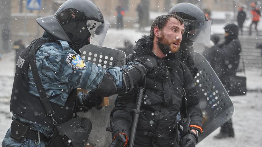 Пуснаха от ареста всички задържани за масовите протести в Киев без един