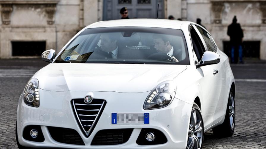 Ренци пристига с колата си в президентския дворец „Куиринале“