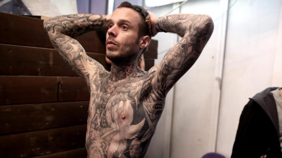 Татуировка на фалос вкара автора й в затвора