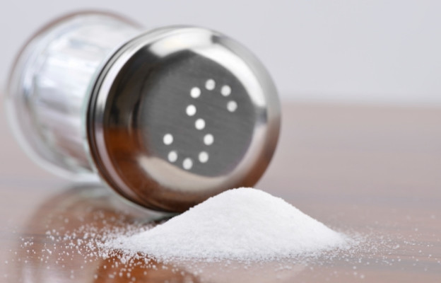 <p><strong>Рафинирана бяла сол</strong></p>

<p>Солта, която всички ние използваме е натриев хлорид. Този продукт увеличава риска от редица сърдечно-съдови заболявания. Рафинираната сол предизвиква редица вредни странични ефекти, при хората, които я консумират редовно. Готварската сол съдържа йод, който е необходим за доброто ни здраве. Солта използвана в преработените храни или заведенията за бързо хранене обаче, често няма добавена йод. В процеса на рафиниране към солта се добавя флуор, който в големи количества е вреден за здравето. Консумацията на прекалено много сол може да доведе и до проблеми с високо кръвно налягане.</p>