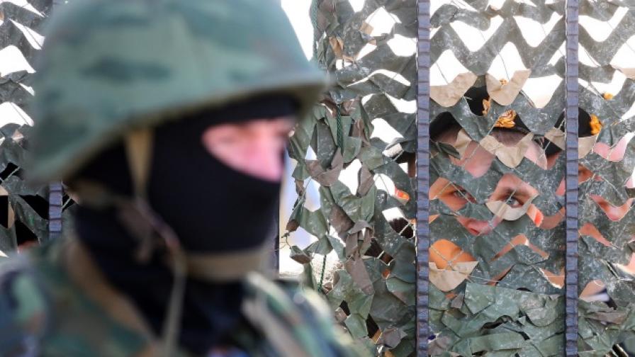 Проруски войници в Крим стреляха предупредително във въздуха