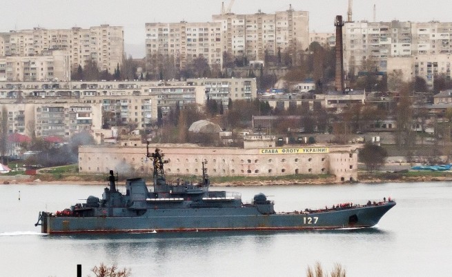 Руски военни кораби блокират пролива между Крим и Русия