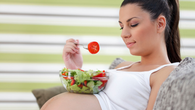 бременна жена корем храна