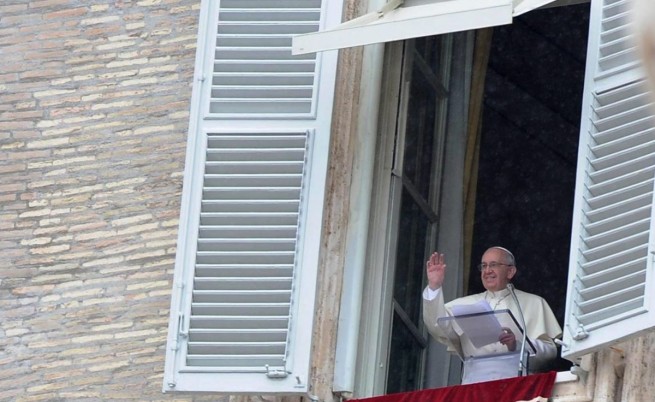 Кланът Берлускони издава списание за папа Франциск