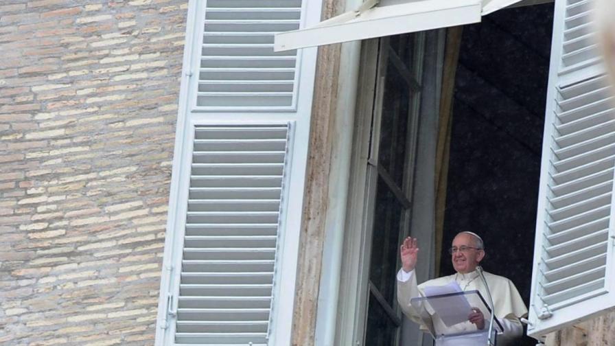 Кланът Берлускони издава списание за папа Франциск