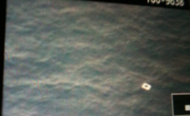 Кадър, заснет от екипажа на виетнамски самолет, показва отломка, вероятно от изчезналия Боинг