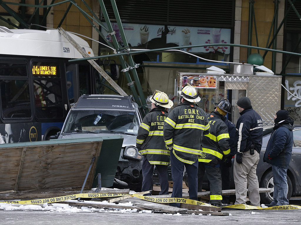 Най-малко двама души са загинали и 17 са ранени при експлозия, сринала две сгради в нюйоркския район Харлем, предадоха Асошиейтед прес и ИТАР-ТАСС.
