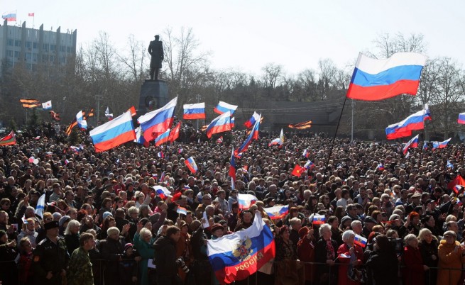 Хиляди хора, събрали се на площад "Накимов" в Севастопол, за да гледат директно на голям екран речта на руския президент Владимир Путин, аплодираха и викаха бурно "Ура", предаде Франс прес. Според ИТАР-ТАСС на площада е имало 10 000 души
