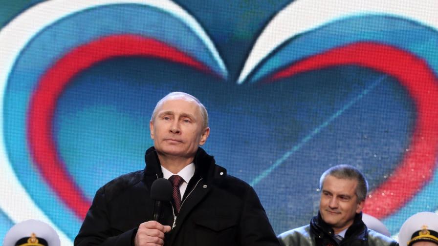 Руският президент Владимир Путин заедно с местните кримски лидери