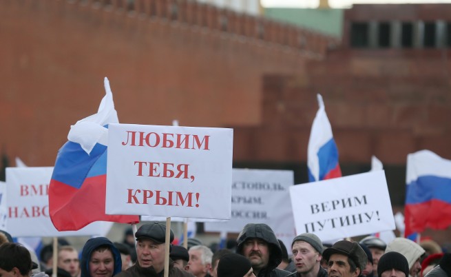На 18 март, в деня, в който Кремъл обявил че Крим ще е част от Руската федерация, в Москва се събраха демонстранти, за да изразят радостта си. "Обичаме те, Крим" и "Вярваме на Путин" се чете на плакатите им.