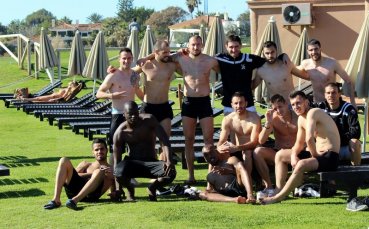 Еротична фотосесия на играчите на Локо Пд на плажа