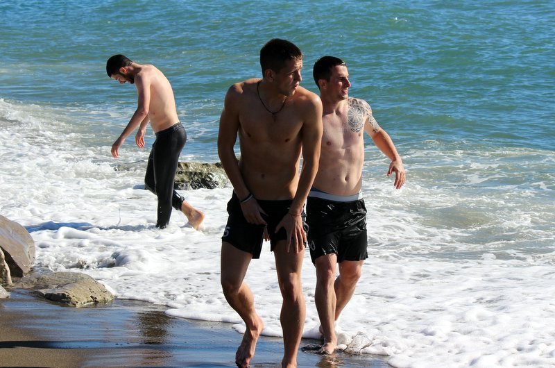 Еротична фотосесия на играчите на Локо Пд на плажа1