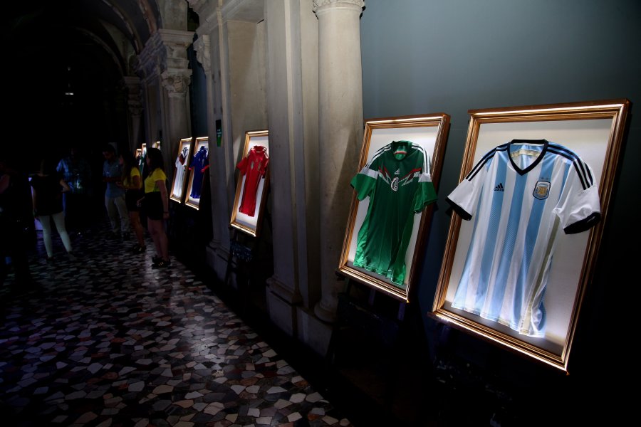 Топката кръстена Бразука Brazuca е украсена с ивици в син1