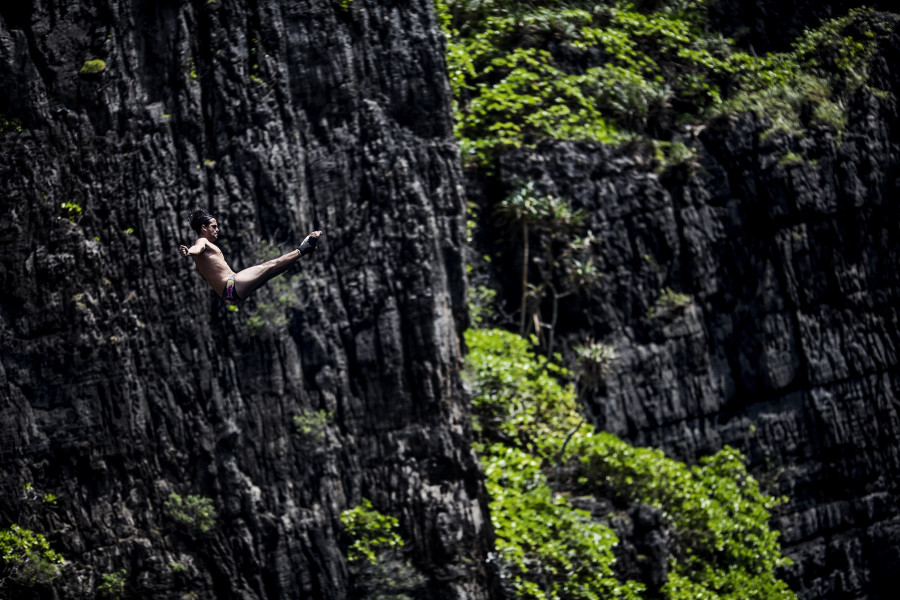 Екстремно скачане от скали в Андаманско море1