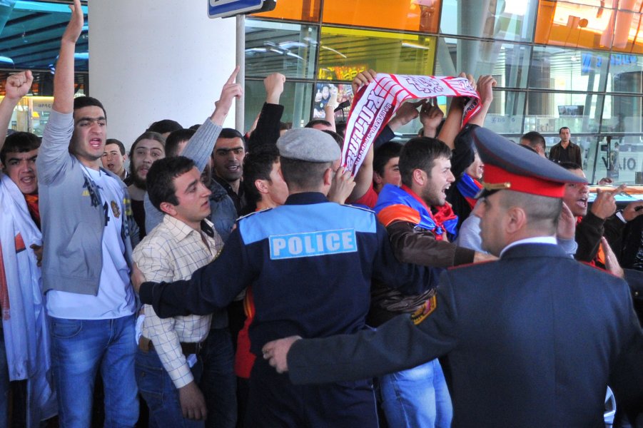 Екшън при посрещането на националите в Ереван1