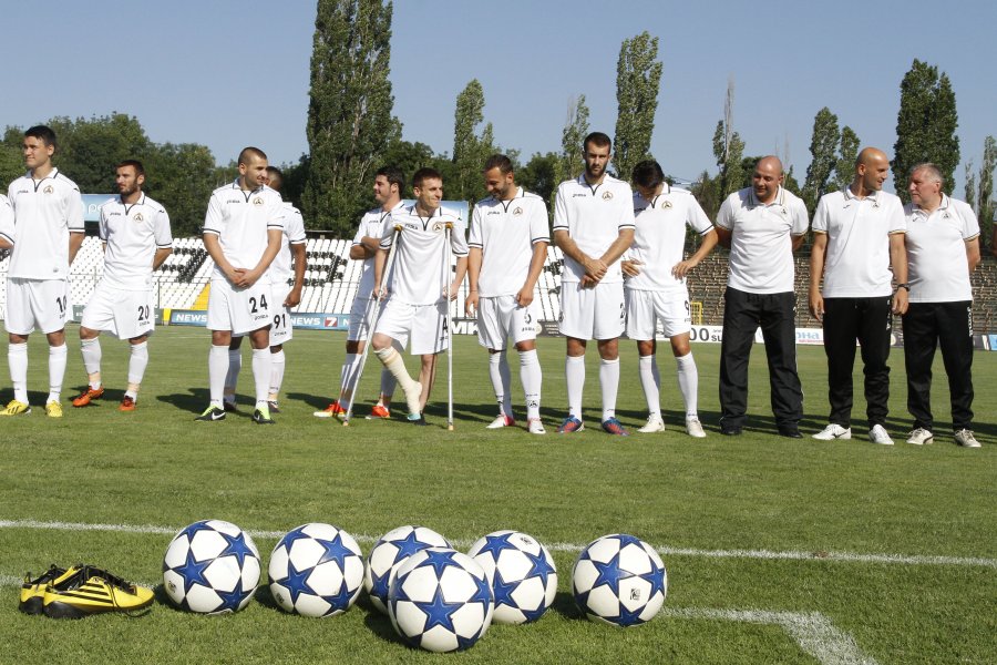 Фенове налетяха на Галин Иванов при представянето на Славия срещу1