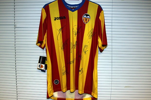 Фланелка на Валенсия подписана от звездите на отбора Роберто Солдадо1