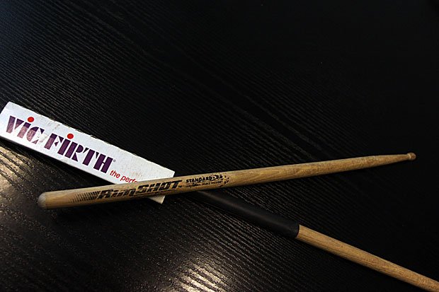 Палки за барабани Дарител певицата Йоанна Дарк1