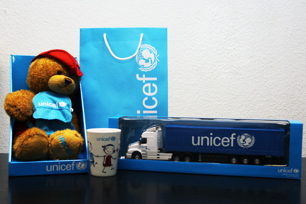 Мече влакче и чашка официални символи на УНИЦЕФ Дарител УНИЦЕФ1