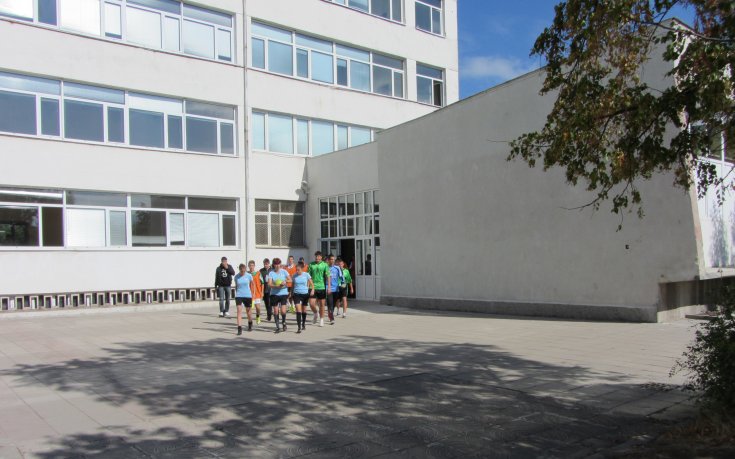 Дванайсетокласниците спечелиха футболния турнир на НГДЕК