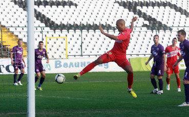 ЦСКА не очарова с играта си, но обърна аутсайдера Етър