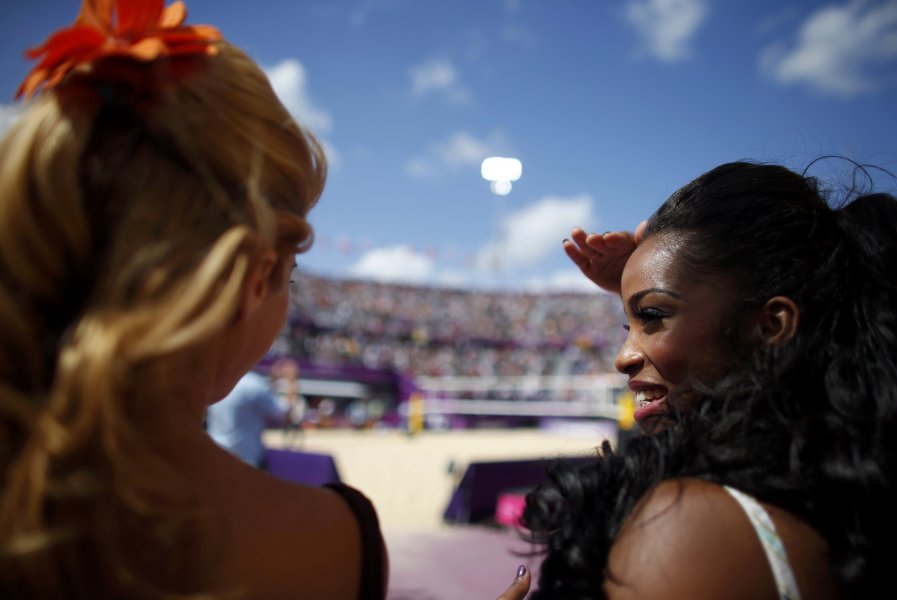 Мажоретки радват феновете на олимпийския турнир по плажен волейбол1