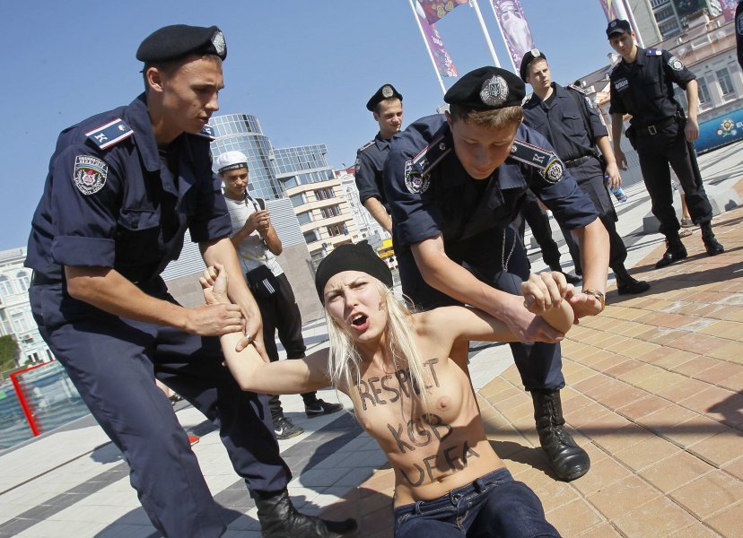 Поредният гол протест на активистките от организацията Femen насочен срещу1