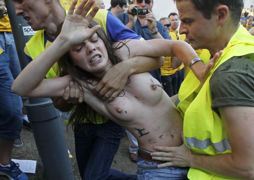 Активистки от Femen протестираха във фен зоната в Киев1