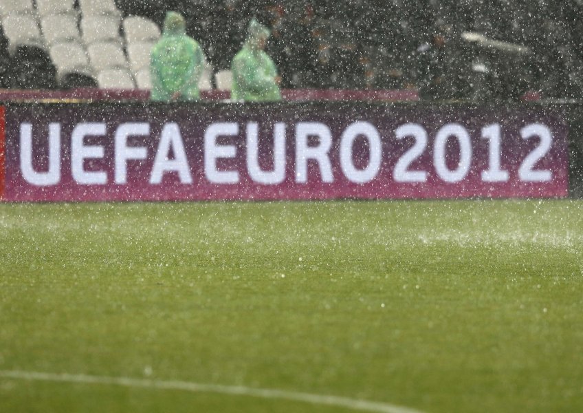 Гръмотевична буря спря мача Украйна Франция1