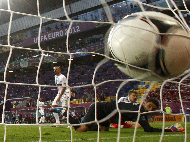 Нов спектакъл на Евро 2012 Португалия взе първи три точки1