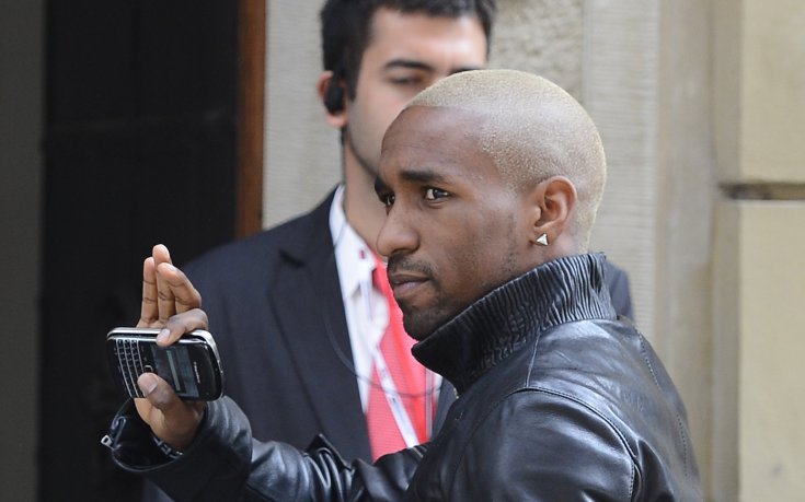 Дефоу се завърна в лагера на Англия