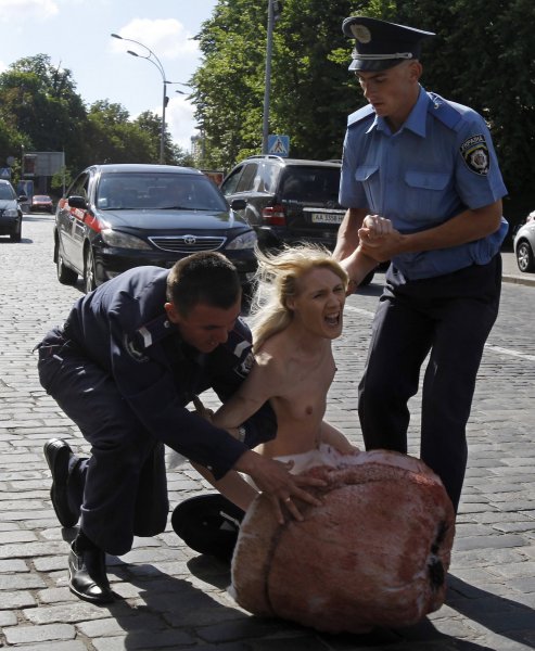 Нови протести на активистките от Femen в Киев1